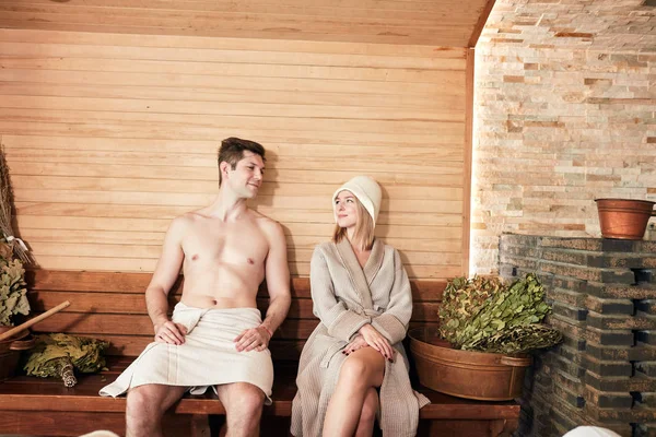 Belo casal relaxante na sauna e cuidar da saúde e da pele — Fotografia de Stock