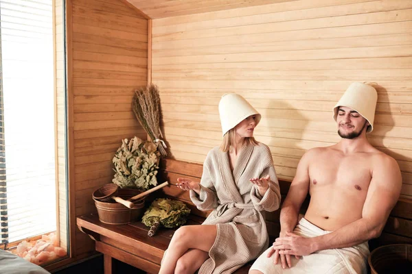 Mladý Pár Turistických Relaxaci Sauně Sedí Dřevěných Plážových Vanou Misky — Stock fotografie