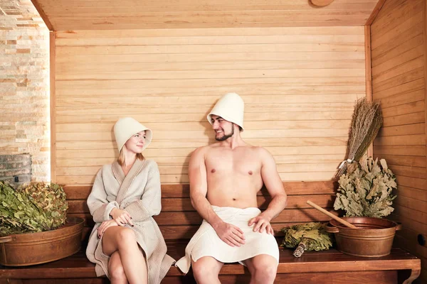 Nádherný pár relaxaci v sauně a péče o zdraví a pleť — Stock fotografie