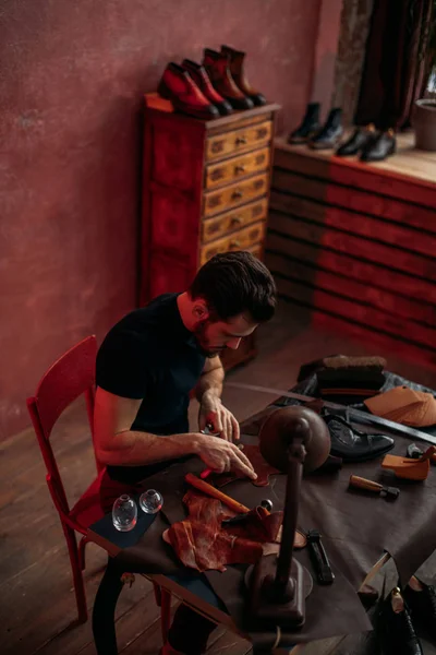 Zapatero talentoso remendando zapatos del cliente — Foto de Stock