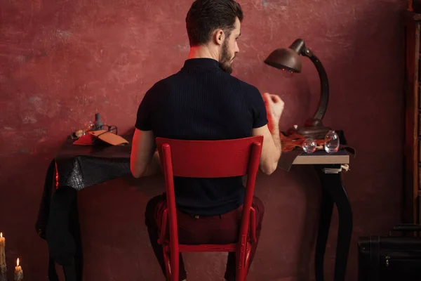 Jeune cordonnier sur le lieu de travail en atelier — Photo