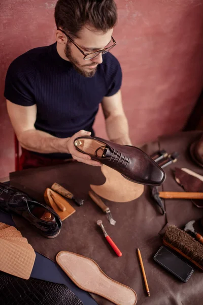 Человек, специализирующийся на создании обуви и сапог — стоковое фото