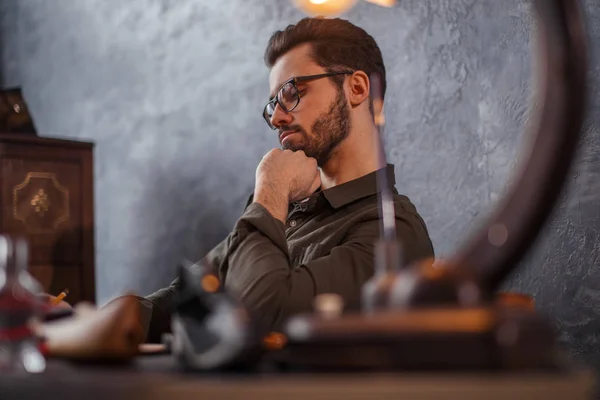 Homme fatigué dormant sur le lieu de travail — Photo