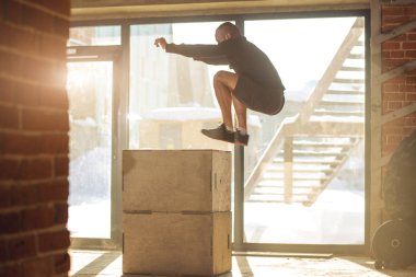 Atletik beyaz adam plyo kutusu atlama egzersiz crossfit egzersiz sırasında performans