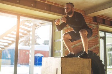Atletik beyaz adam plyo kutusu atlama egzersiz crossfit egzersiz sırasında performans