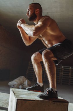 Atletik beyaz adam plyo kutusu atlama egzersiz crossfit egzersiz sırasında performans