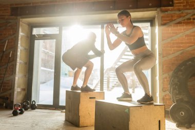 Yakışıklı aktif çift, mutlu aile, Ortaklar başarılı olarak belirlenen crossfit eğitim yapan insanlar, spor gibi.