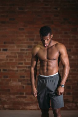 Yakışıklı Afrika vücut geliştirmeci adamla çıplak kas gövde. Spor kavramı.