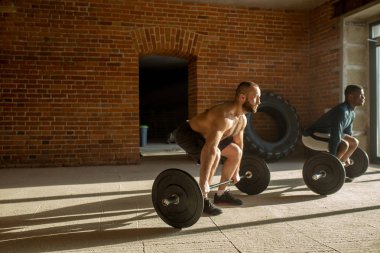 Spor salonunda beden eğitimi iki güçlü kas erkek şampiyonu çeşitli etnik köken,.