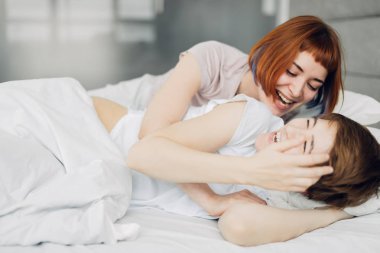 uyanma sonra neşeli pozitif kızlar