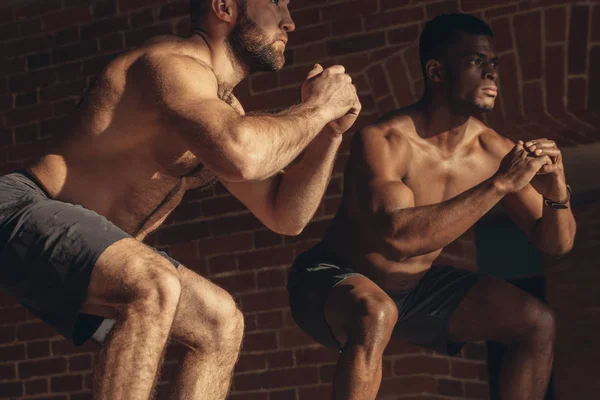 Muskulös multietniskt atletisk vänner gör hopp låda medan du tränar i gymmet — Stockfoto