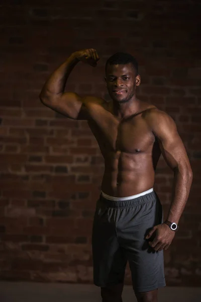 Guapo africano culturista hombre con el torso muscular desnudo. Concepto deportivo . —  Fotos de Stock