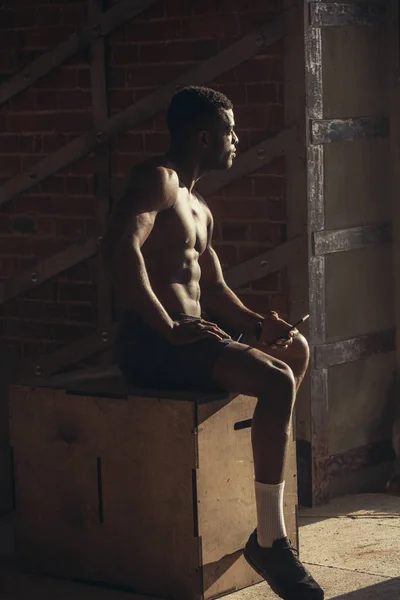 Stilig afrikanska bodybuilder man med nakna muskulösa överkropp. Sport-konceptet. — Stockfoto