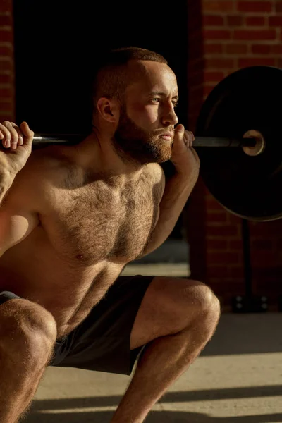 Dois homens musculosos fortes corpo de treinamento no ginásio . — Fotografia de Stock