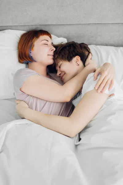 Dos hermosas chicas divertidas abrazándose en la cama —  Fotos de Stock