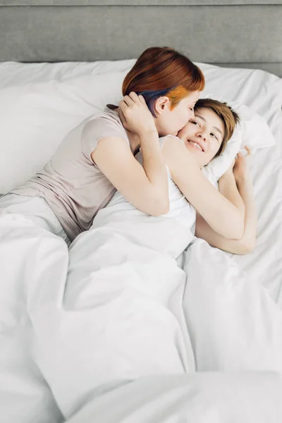 Инцест порно: ұйықтап жатқан адамдар трахает