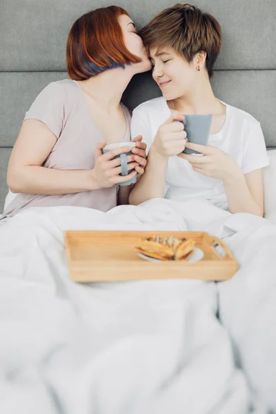 Irmã mais velha beijando suas irmãs testa — Fotografia de Stock