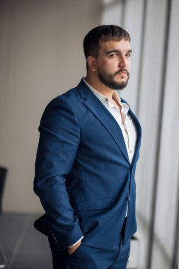 çekici hoş adam iş günü içinde dinleniyor