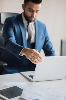 ofiste bilgisayar kullanarak harika ofis çalışanı.