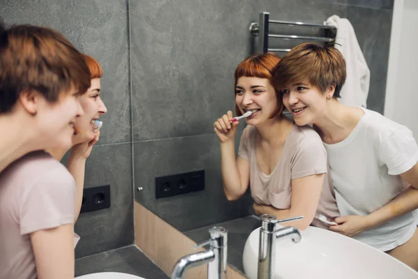 Companheiros de quarto felizes se divertindo no banheiro — Fotografia de Stock
