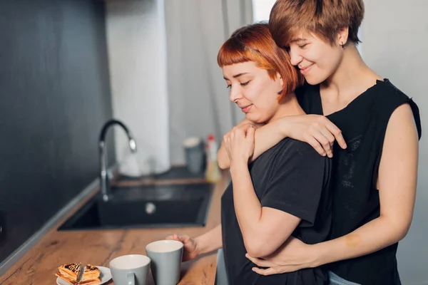 Dos hembra ama de pie en la cocina —  Fotos de Stock