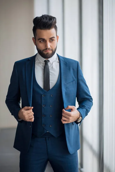 Zamyšlený pozorný atraktivní Ceo se dotýká jeho oblek — Stock fotografie
