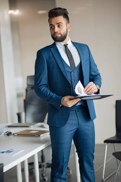 Aangenaam serioous man geconcentreerd op kantoorwerk — Stockfoto