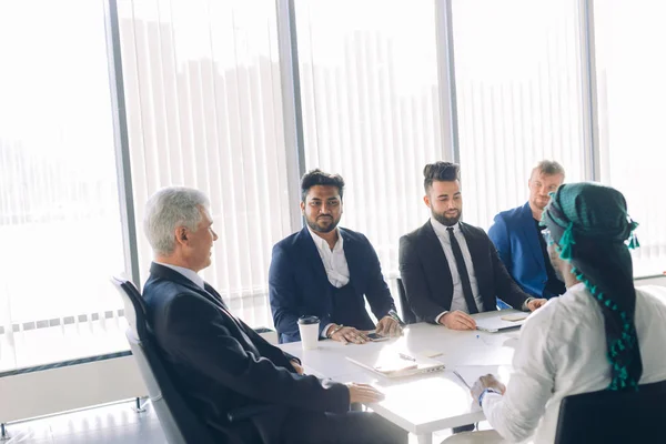 Ejecutivos de negocios masculinos multirraciales discuten proyecto sentado en mesa de conferencia —  Fotos de Stock