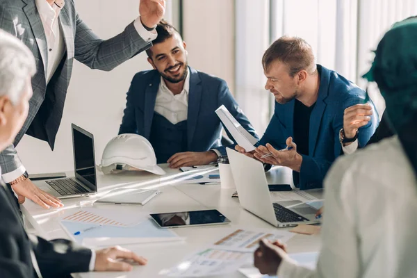 Corporate interraciale business team met vrolijke leider in een vergadering, close-up — Stockfoto