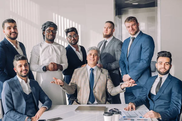 Retrato de los hombres de negocios solo Reunión alrededor de la mesa en la oficina —  Fotos de Stock