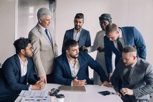 Retrato de homens de negócios apenas reunião em torno da mesa no escritório — Fotografia de Stock