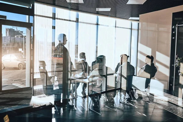 Internationale conferentie zijn helding in de moderne kantoor met glazen wand — Stockfoto