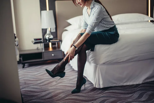 Donna d'affari stanca dopo un lungo viaggio sul letto in camera d'albergo . — Foto Stock