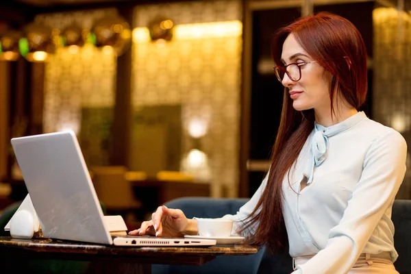 Mujer de negocios que trabaja en el vestíbulo del hotel con ordenador portátil y café — Foto de Stock