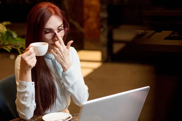 Zakenvrouw werken bij de lobby van het hotel met laptop en koffie drinken — Stockfoto