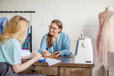 Müşteri rahat Studio ile düzenin özellikleri tartışmak kadın terzi