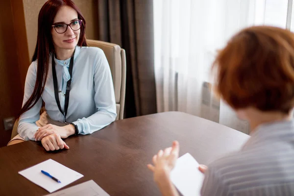 Självsäkra Unga Affärskvinnor Ger Instruktioner Till Hennes Assistent Kontoret Sitter — Stockfoto