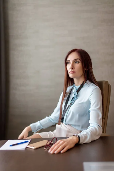 Atractiva mujer de negocios con gafas y placa en blanco en la oficina — Foto de Stock