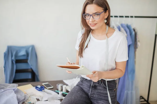 Designer de moda no trabalho. Talanted costureira desenho esboço em seu espaço de trabalho — Fotografia de Stock