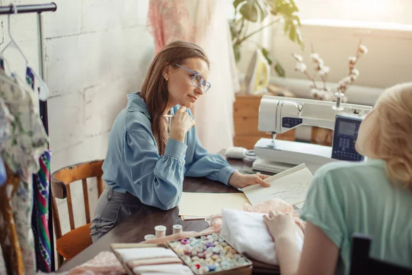 Müşteri rahat Studio ile düzenin özellikleri tartışmak kadın terzi