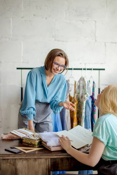 Müşteri rahat Studio ile düzenin özellikleri tartışmak kadın terzi