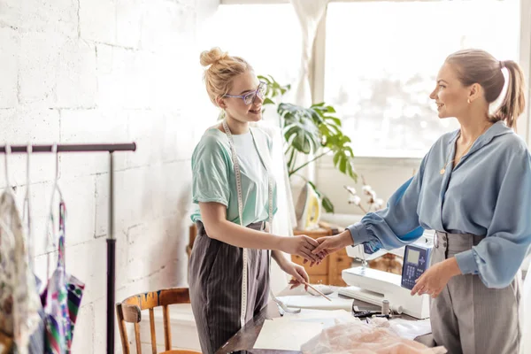 Müşteri rahat Studio ile düzenin özellikleri tartışmak kadın terzi