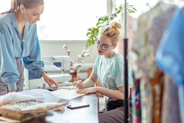 Müşteri rahat Studio ile düzenin özellikleri tartışmak kadın terzi