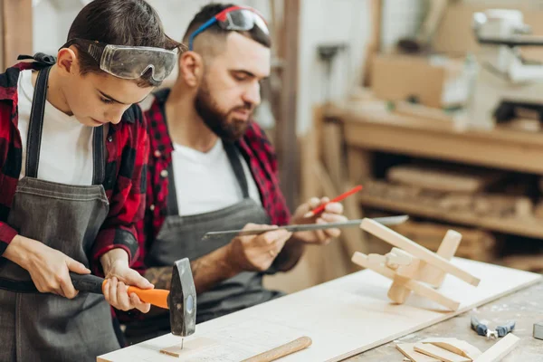 Çocuklar için marangozluk dersleri ve yaratıcılık kavramı