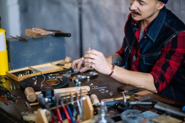 çalışkan kuyumcu metal farklı parçalar ile çalışma