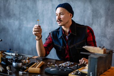 genç çekici esnaf kuyumcu dükkanını Kehribar'da kalitesini kontrol