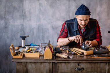 genç adam metal takı mağazasında çalışmak öğrenme