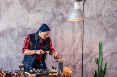 Detaylı ve sıkıcı iş. adam süslemeler oluşturma