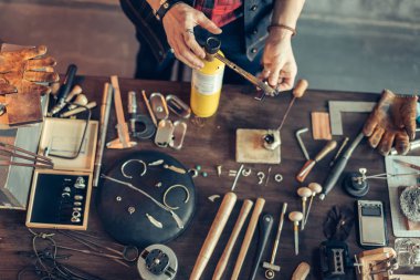 adam aracı metal eritme için hazırlanıyor