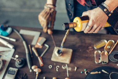 Kuyumcu maker lehimleme bir meşale kullanarak